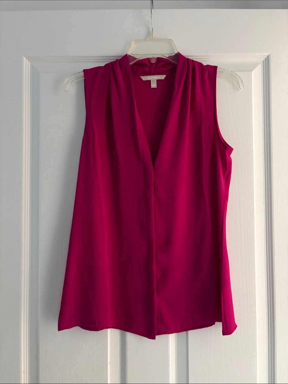 Banana Republic Sleeveless V-Neck Cami in Fuchsia Sz 2